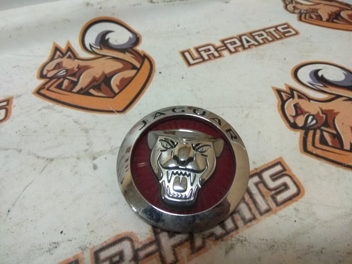 C2D45429 Plakietka w kratkę przednią JAGUAR XF używana