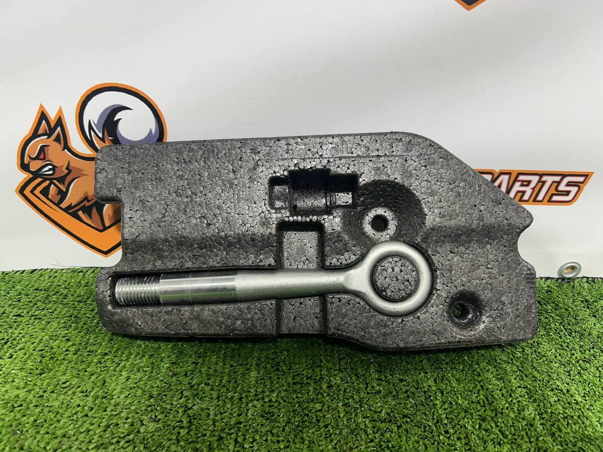 C2P1708 Буксирувальний вушок з блоком підтримки Jaguar F-Type X152 (2014-)
