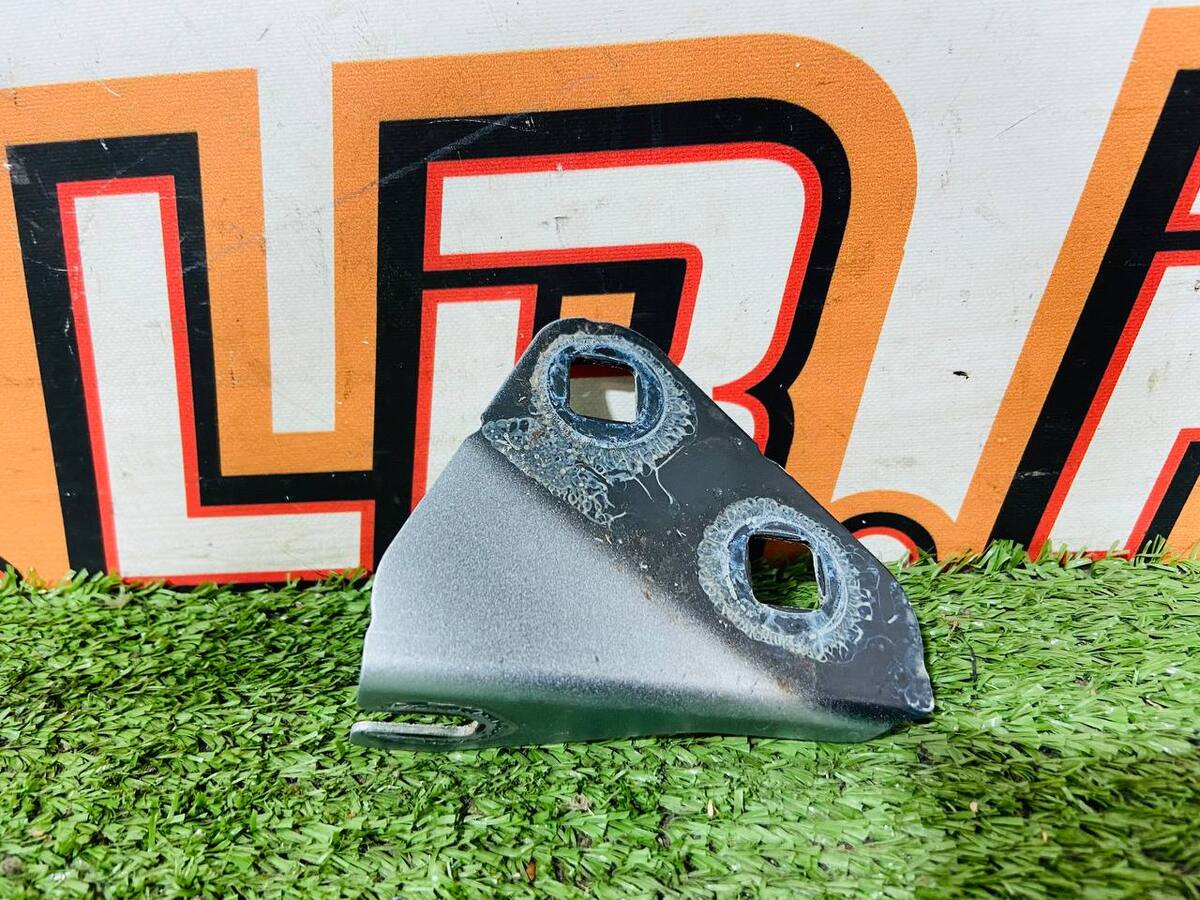 J9C2954 Jaguar E-Pace X540 (2017-) Right Wing Bracket Used