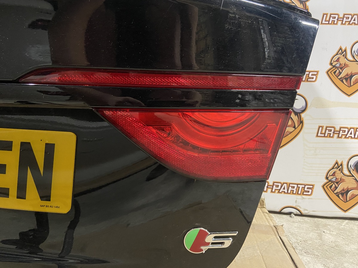 T2H18979 Lampa tylna prawa w klapie bagażnika Jaguar XF X260 (2015-) Używana