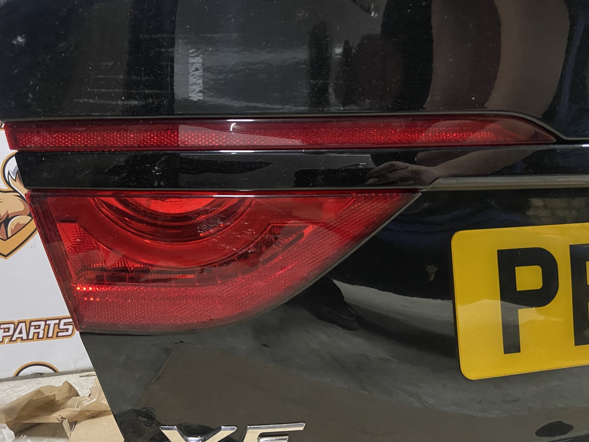 T2H18980 Lewy tylny reflektor w pokrywie bagażnika Jaguar XF X260 (2015-) Używany