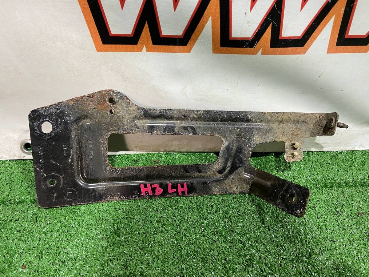 LR093595 Rear bumper bracket left Jaguar F-Pace X761 (2017-) Used